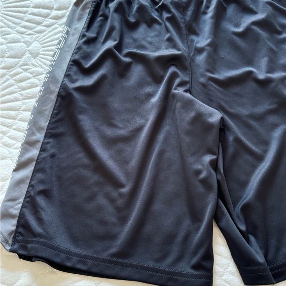 Under Armour Boys Shorts - Junior Medium - Picture 11 of 14